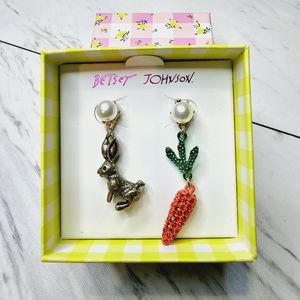 Betsey Johnson Gold Tone Bunny & Carrot Mismatch Drop Earrings Faux Pearl